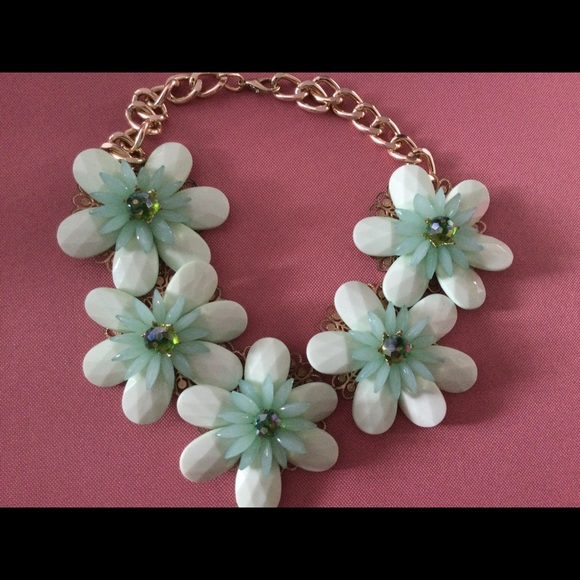 Green and gold statement necklace - Picture 1 of 4